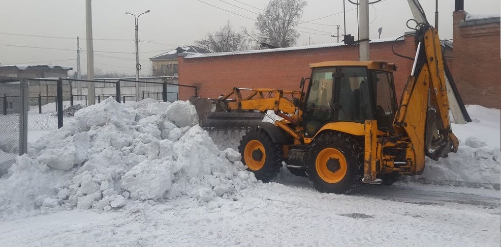 Экскаватор погрузчик для уборки снега и погрузки в самосвалы для вывоза в Ульяновске